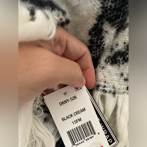 New DKNY Women's Oversized Houndstooth Fringes Scarf Black & Cream Blanket Wrap - Picture 6 of 9